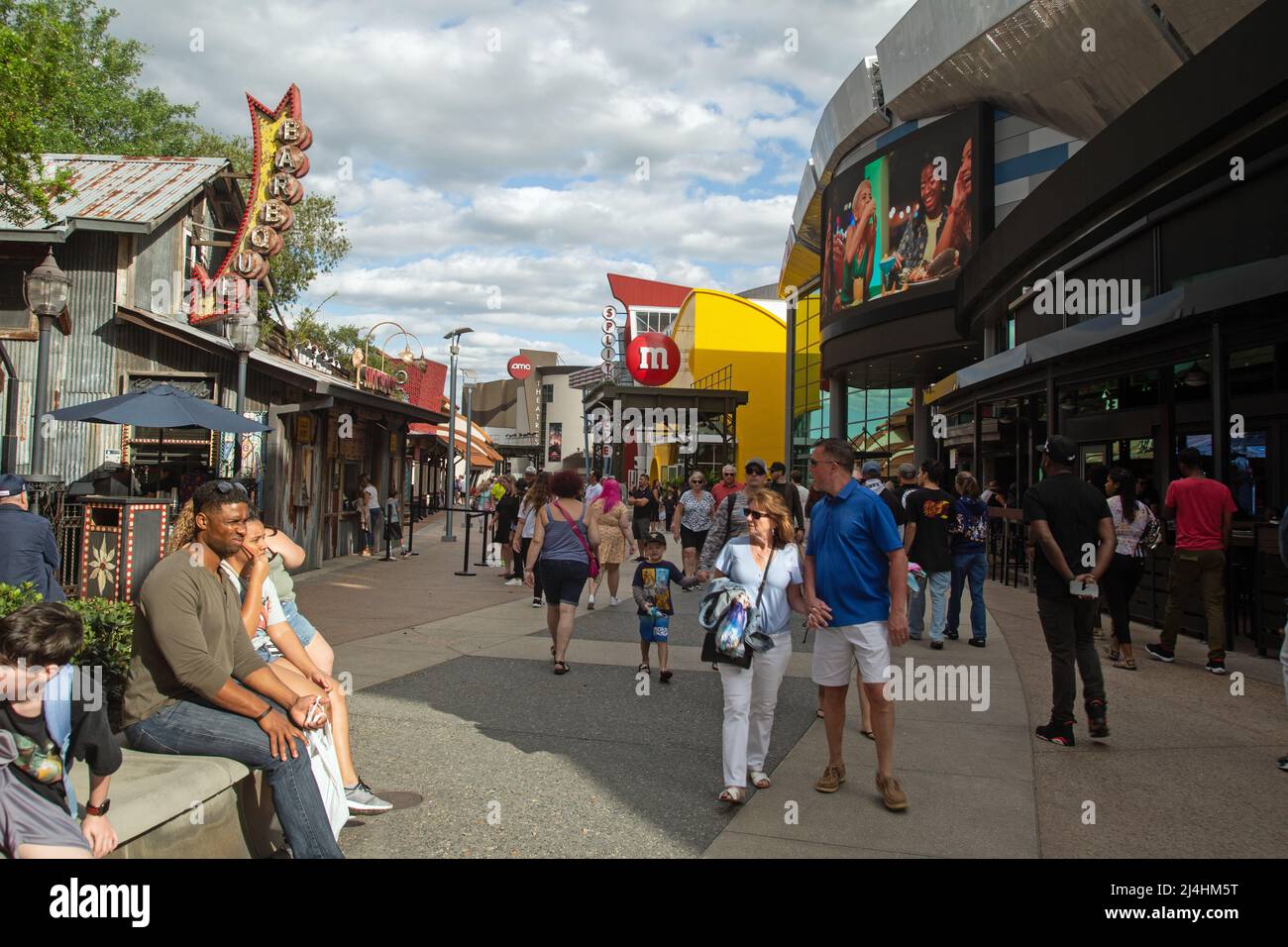 Disney Springs, Orlando, Florida, USA, Marzo 25th 2022, Persone che girovagano per le attrazioni di Disney Springs Foto Stock