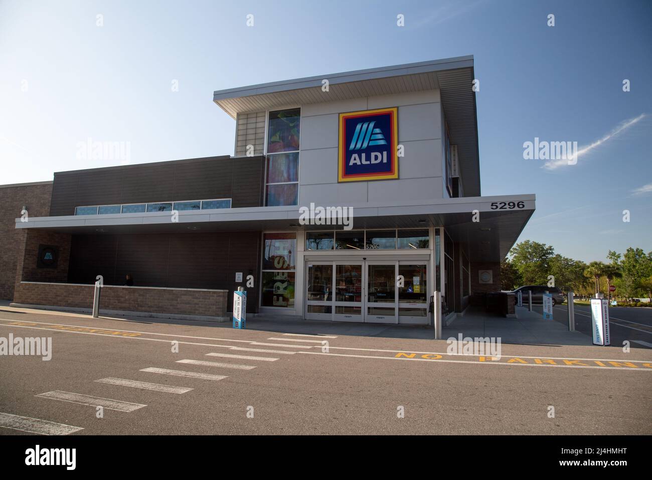 West Irlo Bronson Memorial Highway 192, Kissimmee, Florida, USA, marzo 30th 2022, Un supermercato Aldi è un nome familiare per i turisti europei. Foto Stock