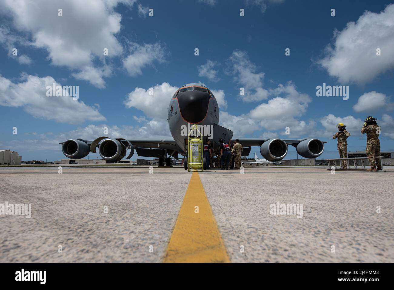 18th Ingegnere civile Squadron vigili del fuoco prepararsi per 909th Air Refeling Squadron KC-135 Stratotanker formazione alla Kadena Air base, Giappone, 12 aprile 2022. L'addestramento ha valutato 18th capacità di salvataggio e recupero dei vigili del CES durante un incendio del motore KC-135 o dell'abitacolo. (STATI UNITI Air Force foto di Airman 1st Classe Sebastian Romawac) Foto Stock