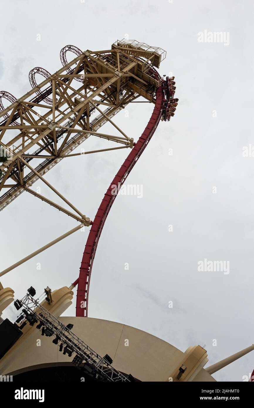 Islands of Adventure, parco a tema Universal Studios, Orlando, Florida, USA, marzo 31st 2022, le persone possono gradire cavalcare sulle giostre bianche al parco Foto Stock