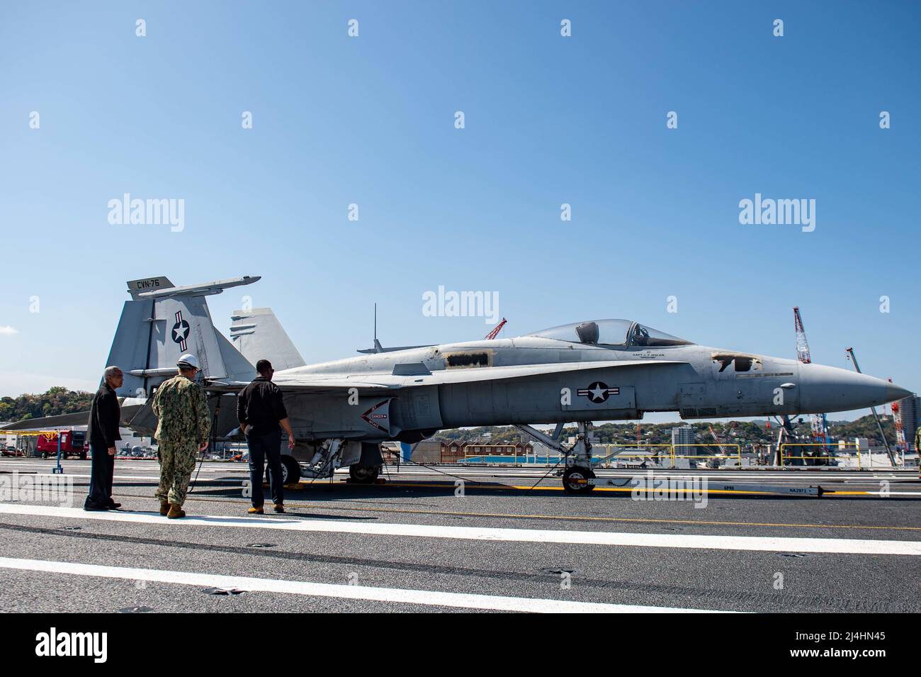 220412-N-SI601-1142 YOKOSUKA, Giappone (12 aprile 2022) Capo Aviazione Boatswain’s Mate (Handling) Christopher L. Murphy, centro di Phoenix, mostra pensionato U.S. Army Major. Gen. Lloyd Miles, Senior Vice President, Global Military Operations, sinistra , E il Dr. Gregory Fowler, presidente della University of Maryland Global Campus, un jet di addestramento sul ponte di volo a bordo dell'unica portaerei della Marina statunitense USS Ronald Reagan (CVN 76). Il campus globale dell'Università del Maryland offre opportunità educative per servire i membri con sede in tutto il mondo. Ronald Reagan, l'ammiraglia della vettura Foto Stock