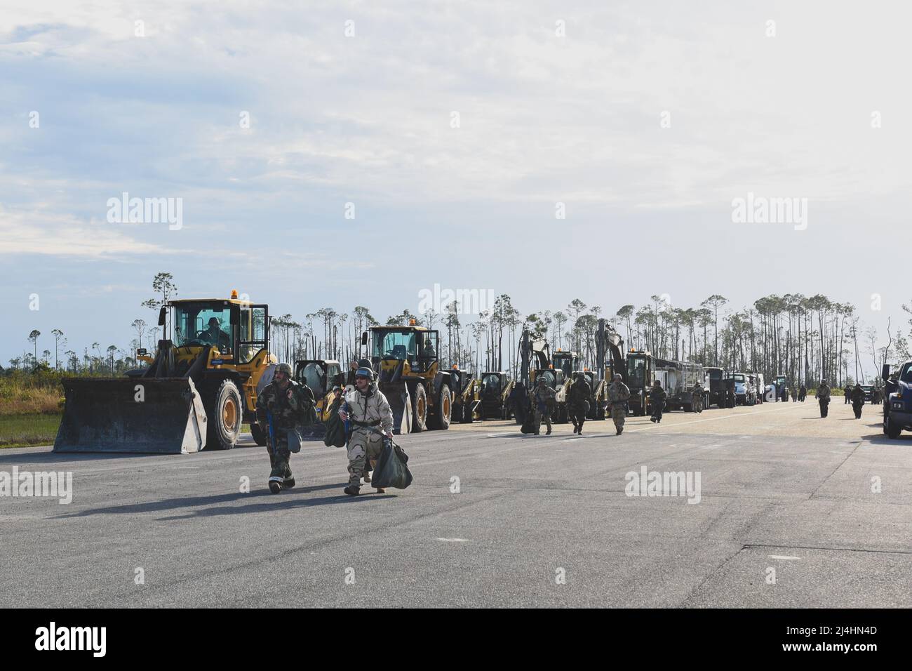 Gli aerei dell'aeronautica degli Stati Uniti camminano verso una pista il giorno uno della parte guidata dello studente dell'esercitazione della bandiera d'argento al luogo di esercitazione della bandiera d'argento, base dell'aeronautica di Tyndall, Florida, 31 marzo 2022. L'obiettivo principale di Silver Flag è quello di insegnare agli Airmen dall'ingegnere civile, supporto della forza e le abilità essenziali degli squadroni di manutenzione dei veicoli per completare le operazioni al di fuori dei loro compiti primari. (STATI UNITI Foto della Guardia Nazionale aerea di Senior Airman Jana Somero) Foto Stock