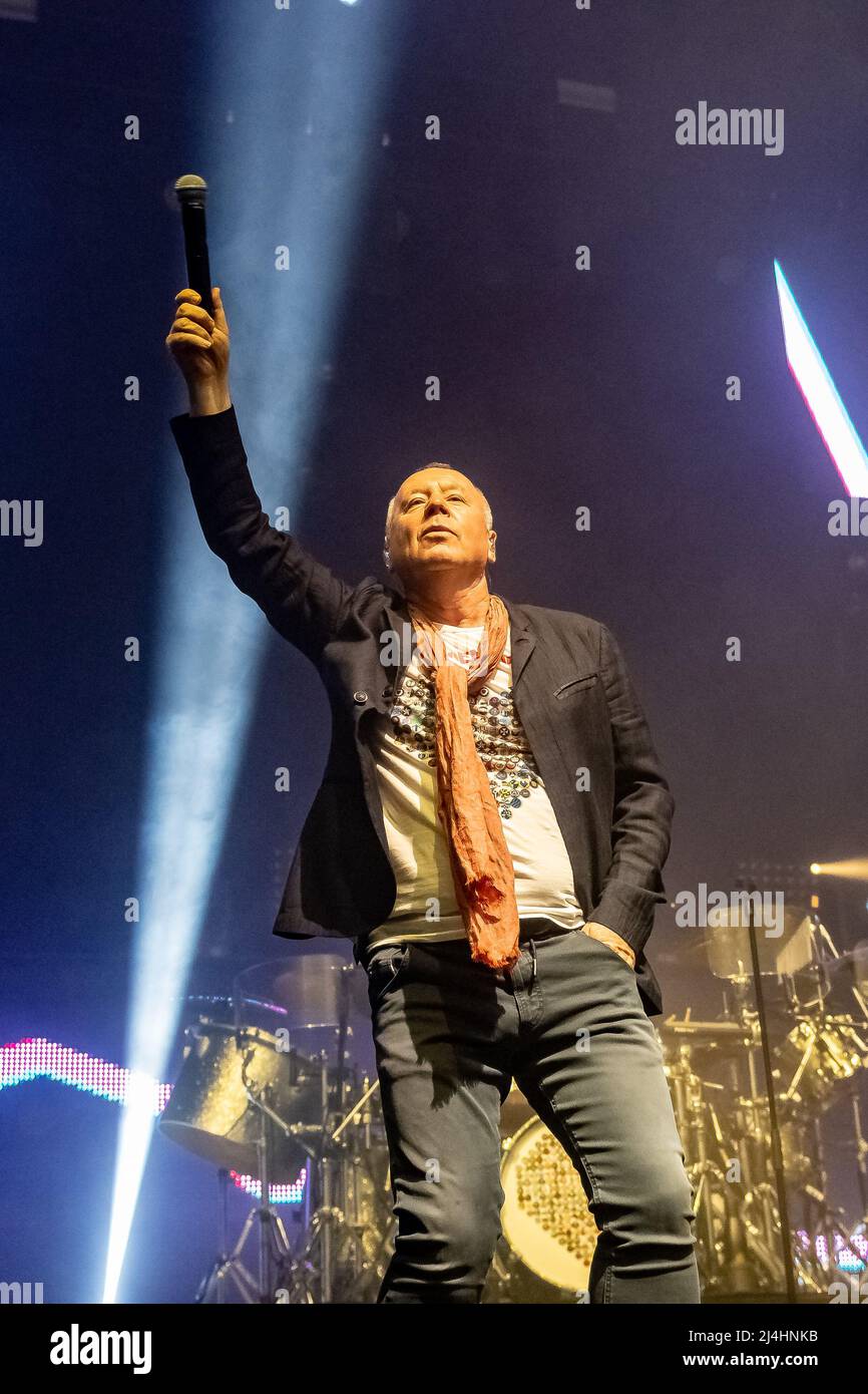 Hull, Regno Unito. 15th Apr 2022. Simple Minds si esibiscono alla Bonus Arena come parte del loro 40 anni anniversario tour 2022. Credit: Gary Stafford/Alamy Live News Foto Stock