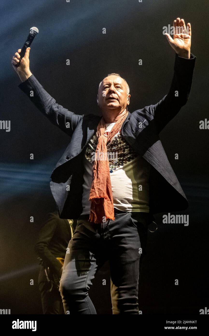 Hull, Regno Unito. 15th Apr 2022. Simple Minds si esibiscono alla Bonus Arena come parte del loro 40 anni anniversario tour 2022. Credit: Gary Stafford/Alamy Live News Foto Stock