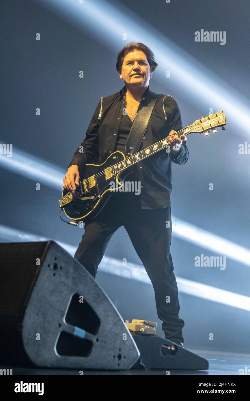 Hull, Regno Unito. 15th Apr 2022. Simple Minds si esibiscono alla Bonus Arena come parte del loro 40 anni anniversario tour 2022. Credit: Gary Stafford/Alamy Live News Foto Stock
