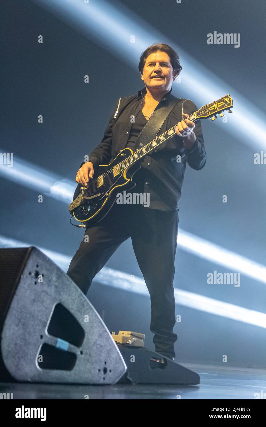 Hull, Regno Unito. 15th Apr 2022. Simple Minds si esibiscono alla Bonus Arena come parte del loro 40 anni anniversario tour 2022. Credit: Gary Stafford/Alamy Live News Foto Stock