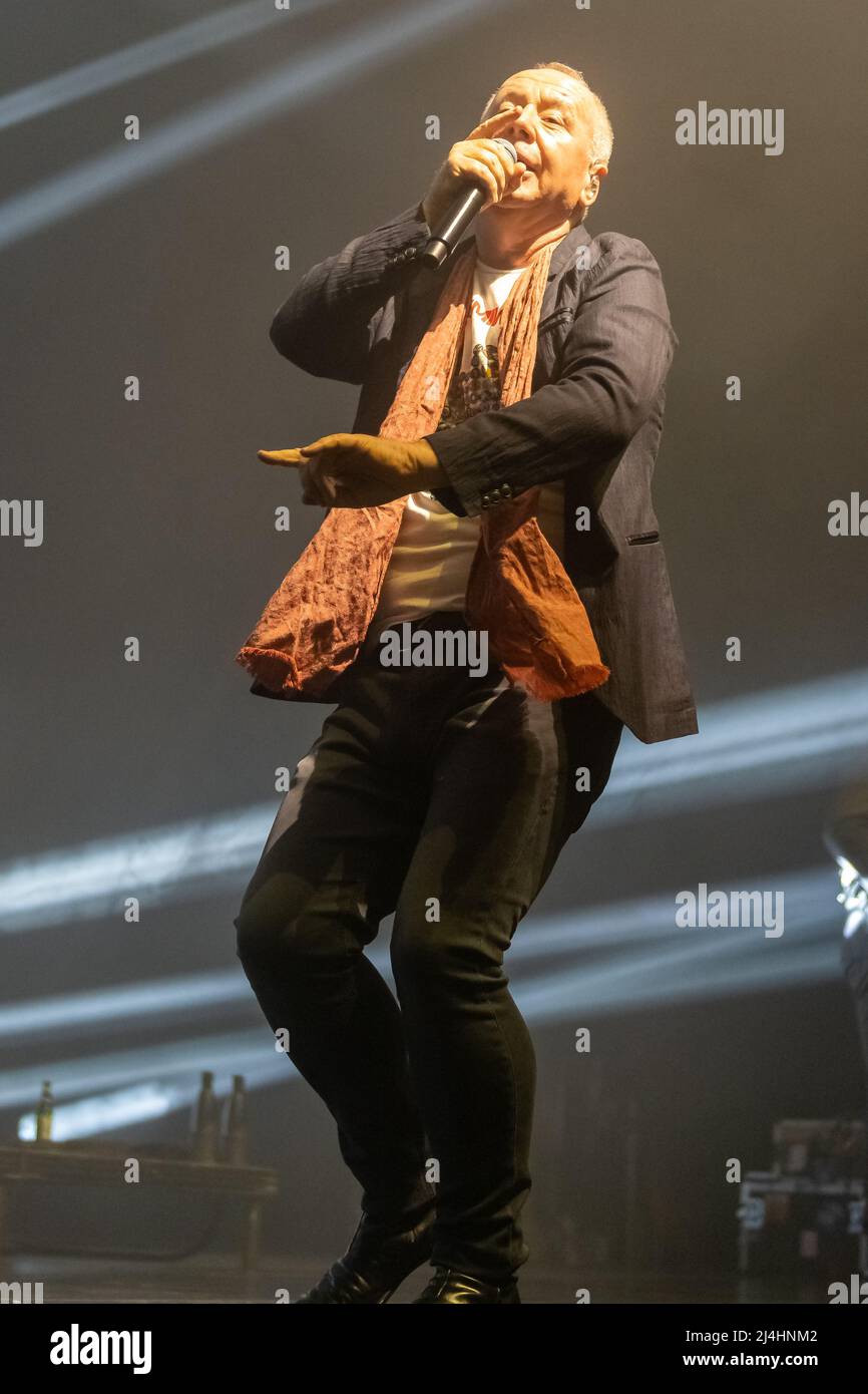 Hull, Regno Unito. 15th Apr 2022. Simple Minds si esibiscono alla Bonus Arena come parte del loro 40 anni anniversario tour 2022. Credit: Gary Stafford/Alamy Live News Foto Stock