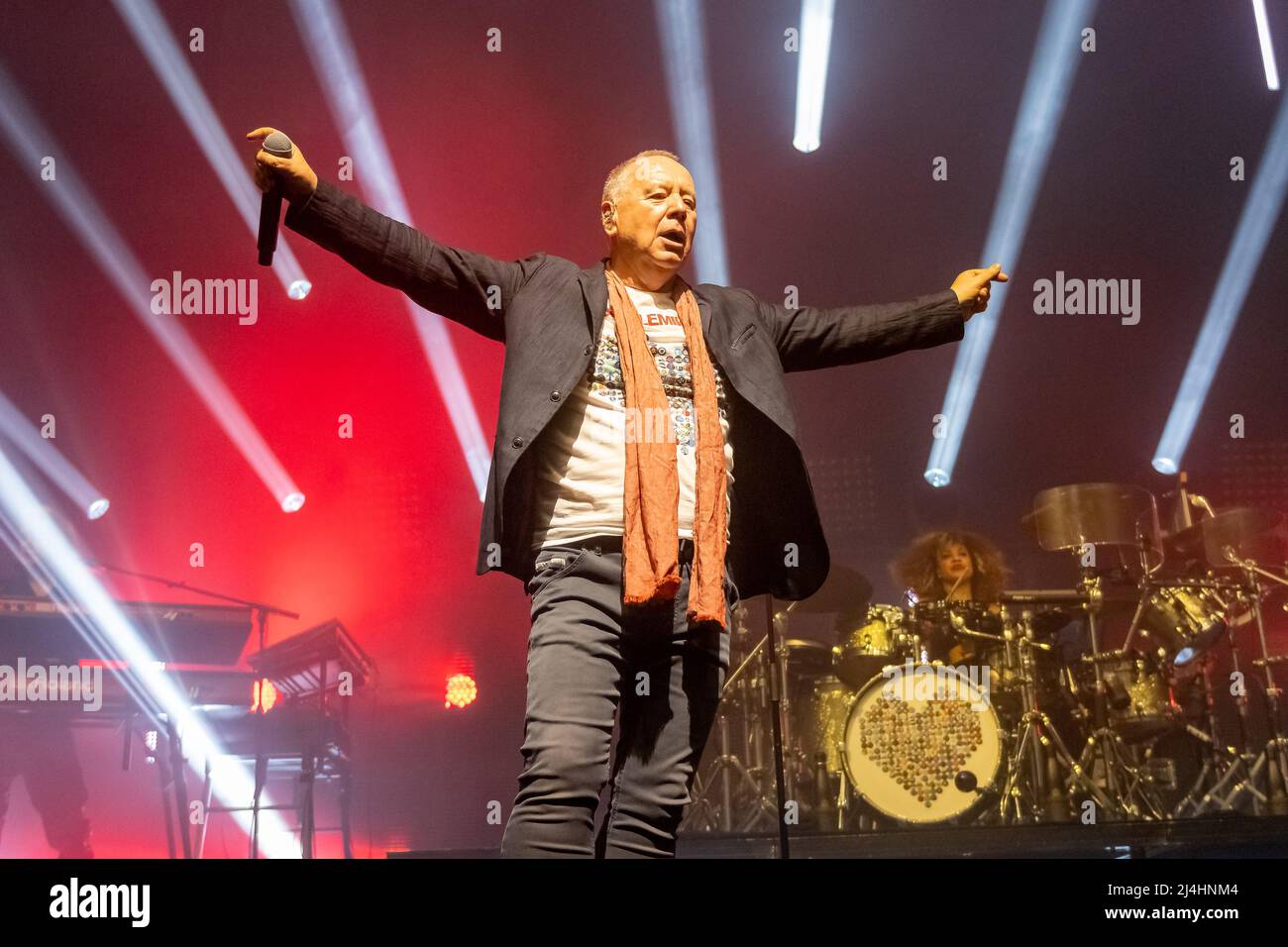 Hull, Regno Unito. 15th Apr 2022. Simple Minds si esibiscono alla Bonus Arena come parte del loro 40 anni anniversario tour 2022. Credit: Gary Stafford/Alamy Live News Foto Stock Hull, Regno Unito. 15th Apr 2022. Simple Minds si esibiscono alla Bonus Arena come parte del loro 40 anni anniversario tour 2022. Credit: Gary Stafford/Alamy Live News Foto Stock
