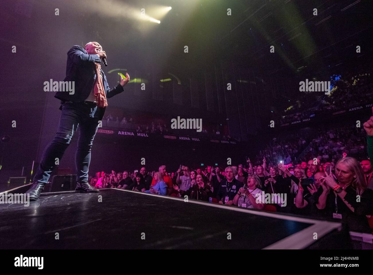 Hull, Regno Unito. 15th Apr 2022. Simple Minds si esibiscono alla Bonus Arena come parte del loro 40 anni anniversario tour 2022. Credit: Gary Stafford/Alamy Live News Foto Stock Hull, Regno Unito. 15th Apr 2022. Simple Minds si esibiscono alla Bonus Arena come parte del loro 40 anni anniversario tour 2022. Credit: Gary Stafford/Alamy Live News Foto Stock
