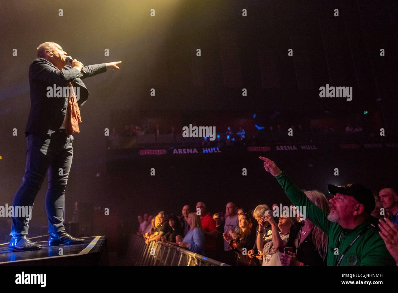 Hull, Regno Unito. 15th Apr 2022. Simple Minds si esibiscono alla Bonus Arena come parte del loro 40 anni anniversario tour 2022. Credit: Gary Stafford/Alamy Live News Foto Stock