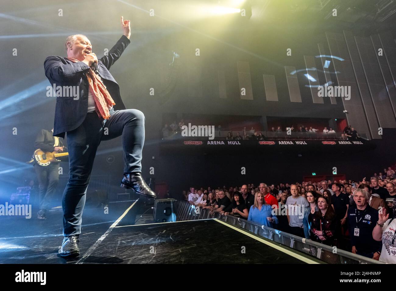 Hull, Regno Unito. 15th Apr 2022. Simple Minds si esibiscono alla Bonus Arena come parte del loro 40 anni anniversario tour 2022. Credit: Gary Stafford/Alamy Live News Foto Stock