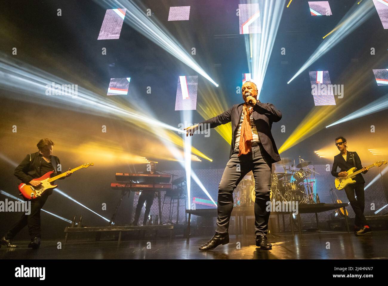Hull, Regno Unito. 15th Apr 2022. Simple Minds si esibiscono alla Bonus Arena come parte del loro 40 anni anniversario tour 2022. Credit: Gary Stafford/Alamy Live News Foto Stock