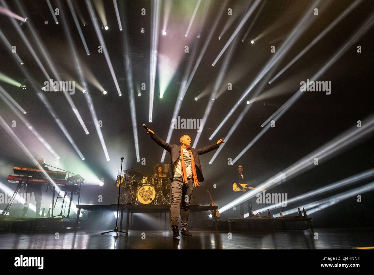 Hull, Regno Unito. 15th Apr 2022. Simple Minds si esibiscono alla Bonus Arena come parte del loro 40 anni anniversario tour 2022. Credit: Gary Stafford/Alamy Live News Foto Stock Hull, Regno Unito. 15th Apr 2022. Simple Minds si esibiscono alla Bonus Arena come parte del loro 40 anni anniversario tour 2022. Credit: Gary Stafford/Alamy Live News Foto Stock