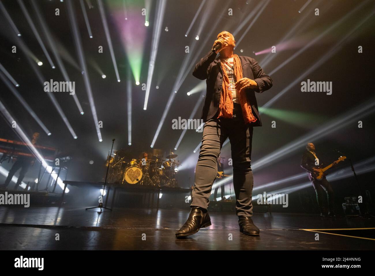Hull, Regno Unito. 15th Apr 2022. Simple Minds si esibiscono alla Bonus Arena come parte del loro 40 anni anniversario tour 2022. Credit: Gary Stafford/Alamy Live News Foto Stock