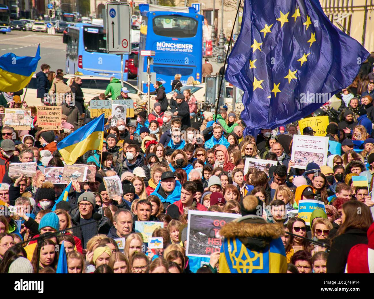 Monaco di Baviera - 9 aprile 2022 dimostrazione contro l'aggressività russa, per fermare la violenza a Buca, Mariupol in Ucraina Foto Stock