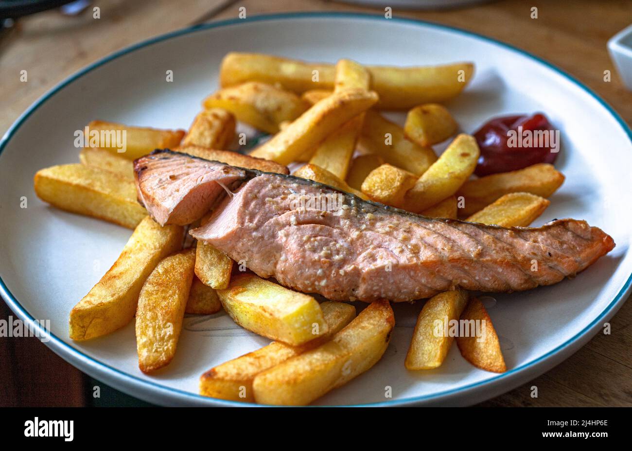 Un piatto con pesce e patatine fatti in casa. Foto Stock