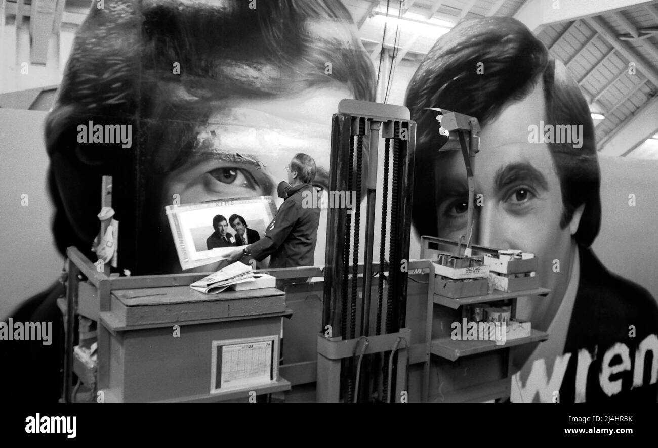 Maestro pittore Mario Rueda che lavora su un cartellone presso lo studio Foster and Kleiser di Los Angeles, CA, 1976 Foto Stock