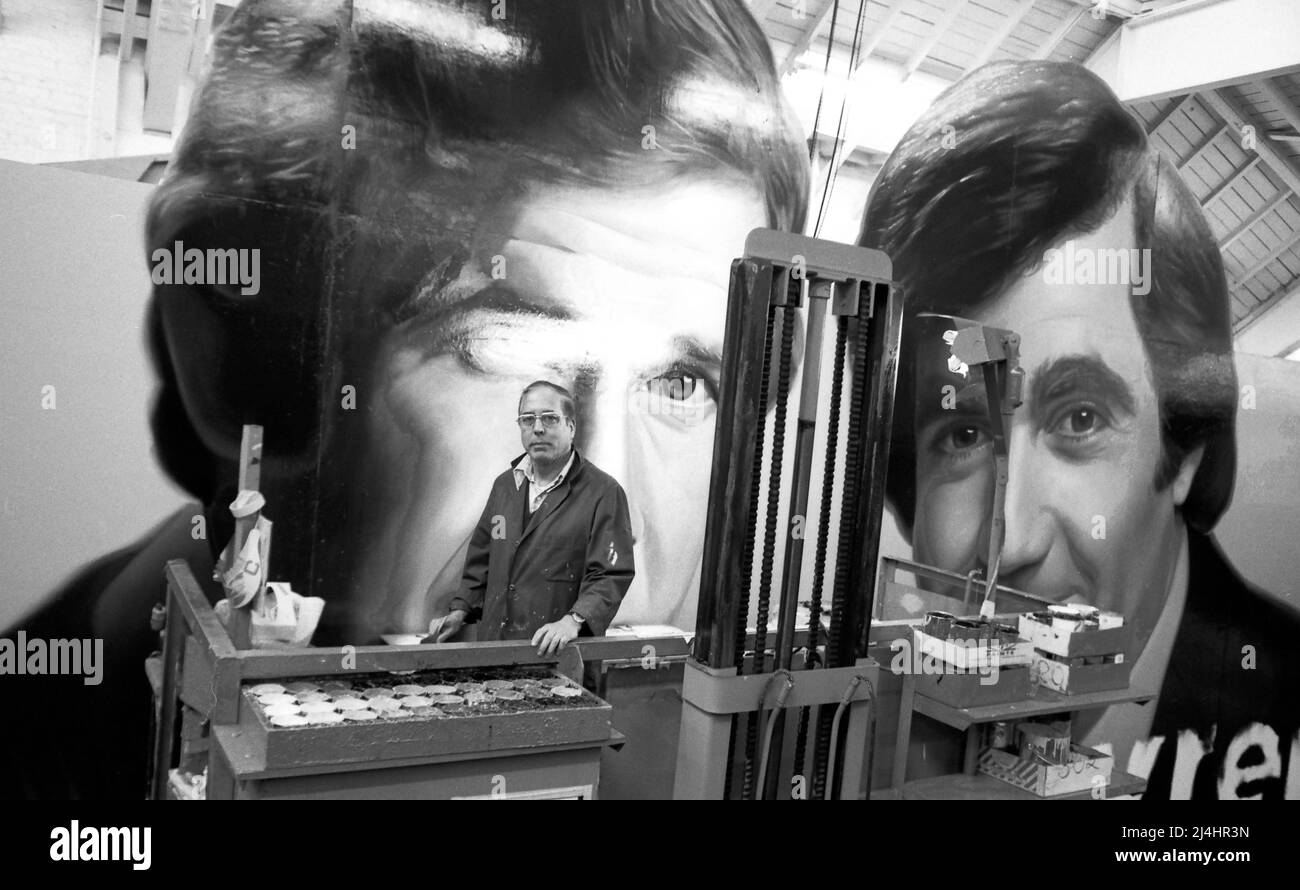 Maestro pittore Mario Rueda che lavora su un cartellone presso lo studio Foster and Kleiser di Los Angeles, CA, 1976 Foto Stock