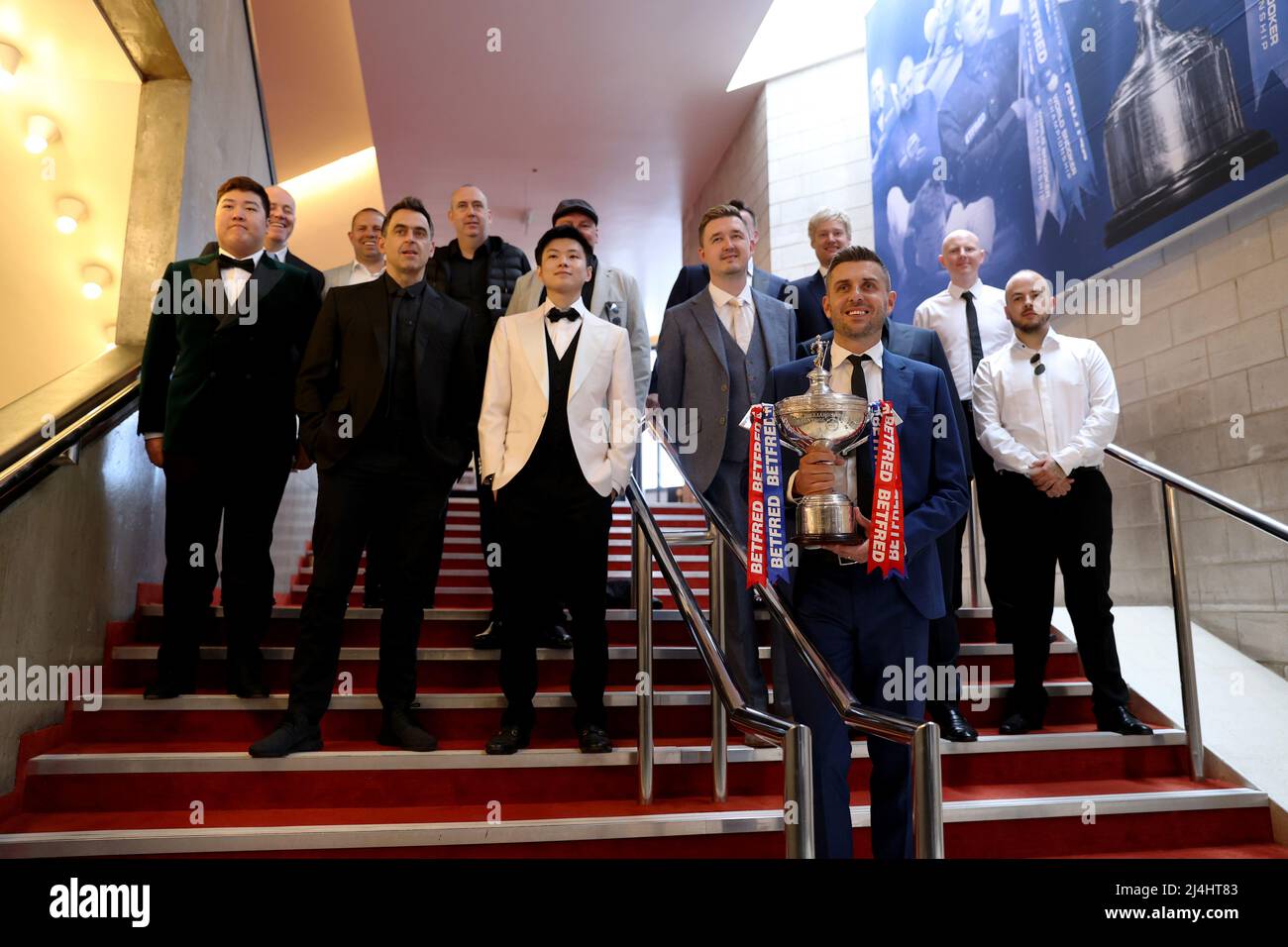 Sheffield, Gran Bretagna. 15th Apr 2022. Mark Selby (davanti) dell'Inghilterra che detiene il trofeo pone con altri giocatori durante la giornata mediatica dei campionati del mondo di Betfred Snooker 2022 a Sheffield, Gran Bretagna, 15 aprile 2022. Credit: Li Ying/Xinhua/Alamy Live News Foto Stock