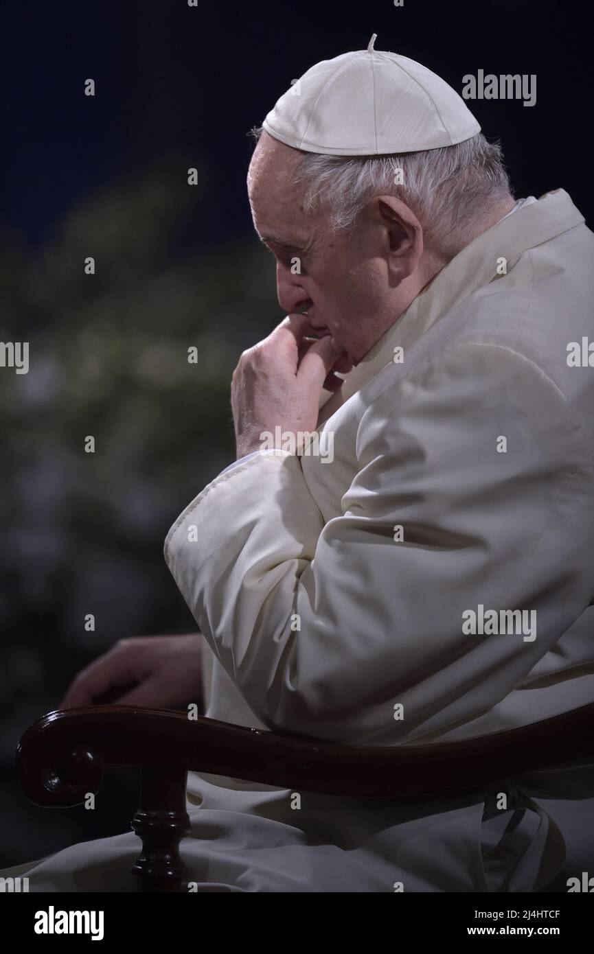 Roma, Italia. 15th Apr 2022. Papa Francesco prega durante la processione della Via Crucis (Via Crucis) al Colosseo il Venerdì Santo, 15 aprile 2022 a Roma. Foto di Stefano Spaziani/UPI Credit: UPI/Alamy Live News Foto Stock