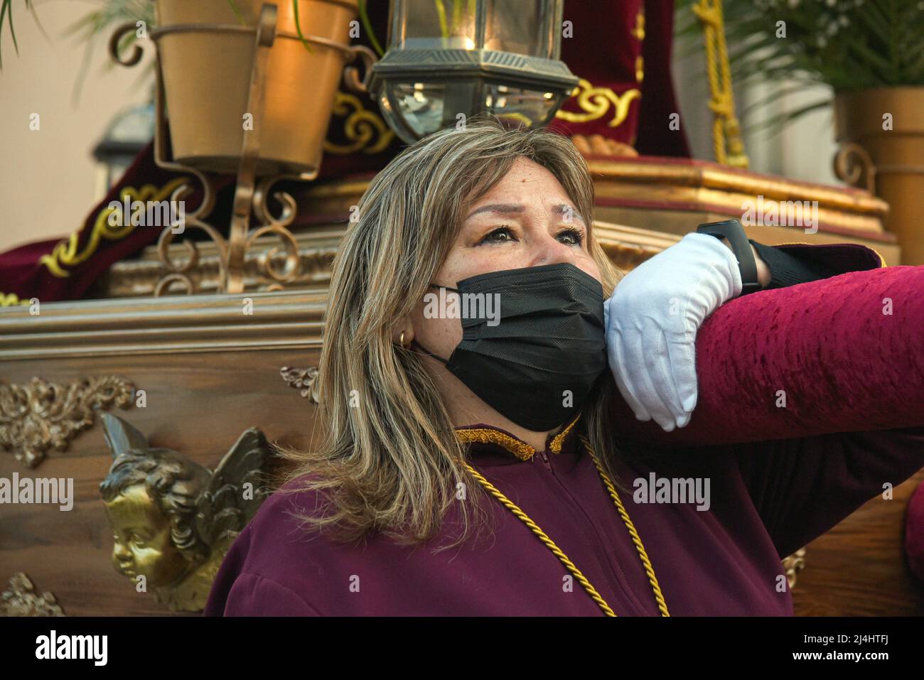Torredembarra, Spagna. 15th Apr 2022. Donna della costa durante la processione della Santa sepoltura di Gesù Cristo a Torredembarra il venerdì di Pasqua, la processione della Santa sepoltura si celebra nella città di Torredembarra (Spagna), che simboleggia la sepoltura di Gesù Cristo dopo essere stato crocifisso. (Foto di Ramon Costa/SOPA Images/Sipa USA) Credit: Sipa USA/Alamy Live News Foto Stock