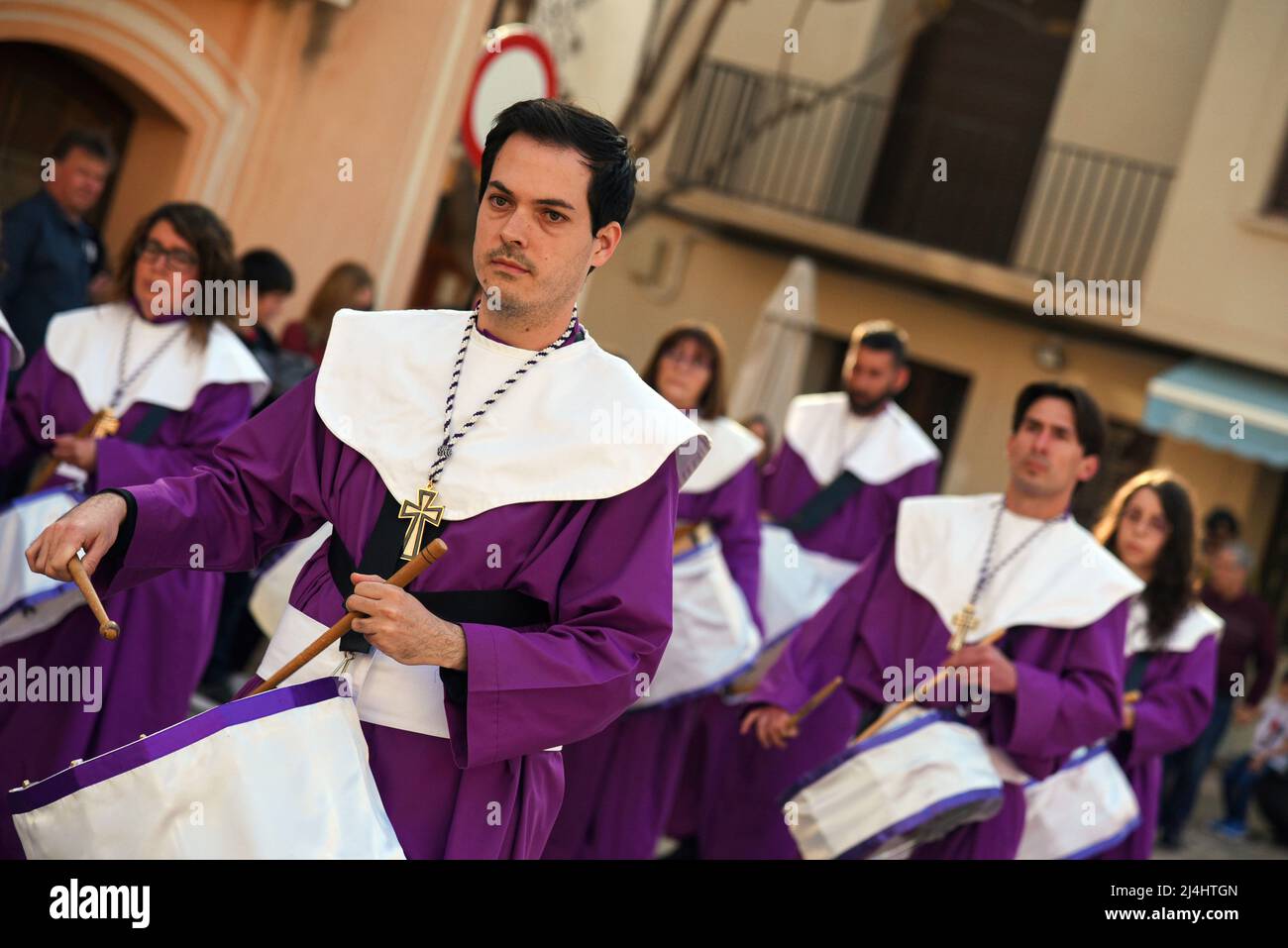Torredembarra, Spagna. 15th Apr 2022. Un gruppo di drum band durante la Processione della Santa sepoltura di Gesù Cristo a Torredembarra il Venerdì di Pasqua. Il venerdì di Pasqua si celebra la Processione della Santa sepoltura nella città di Torredembarra (Spagna), che simboleggia la sepoltura di Gesù Cristo dopo essere stato crocifisso. (Foto di Ramon Costa/SOPA Images/Sipa USA) Credit: Sipa USA/Alamy Live News Foto Stock