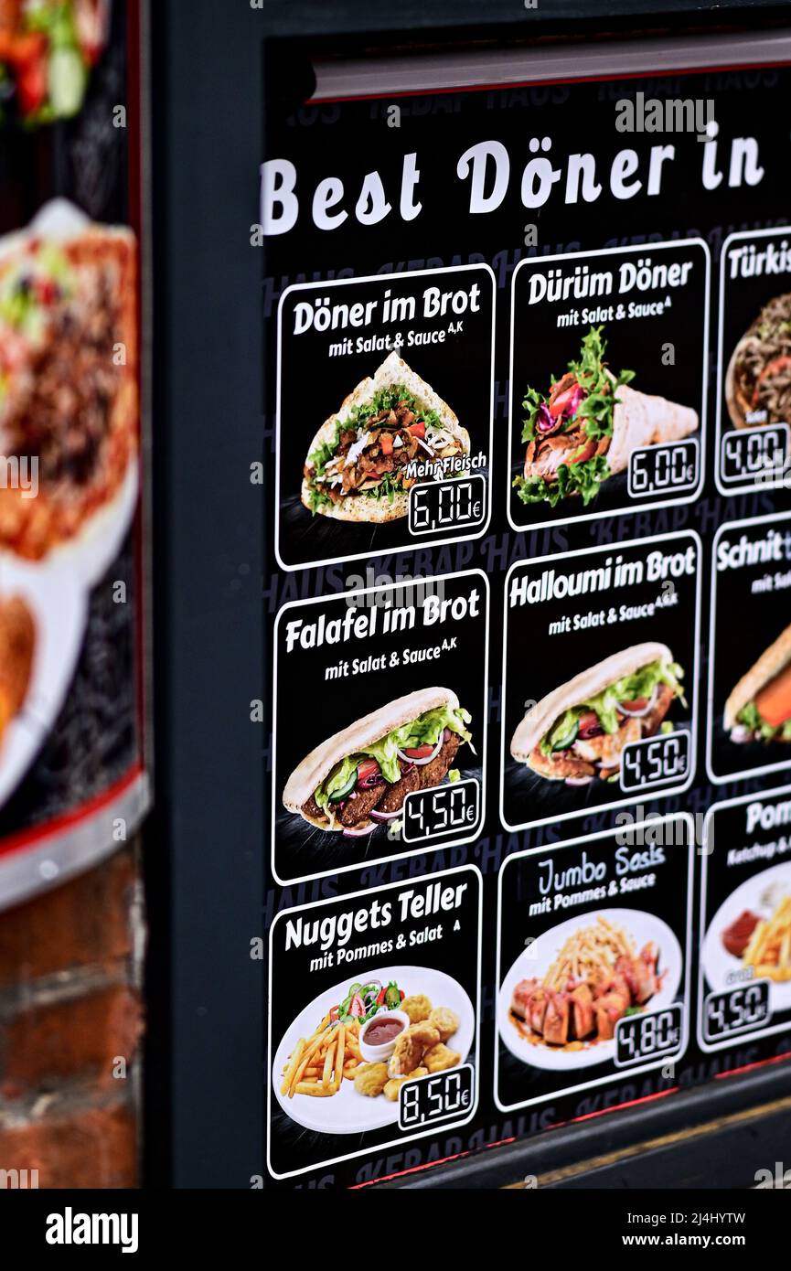 Berlino, Germania. 15th Apr 2022. In un ufficio vendite è l'offerta di uno stand kebab a Berlino Prenzlauer-Berg. Credit: Fabian Sommer/dpa/Alamy Live News Foto Stock