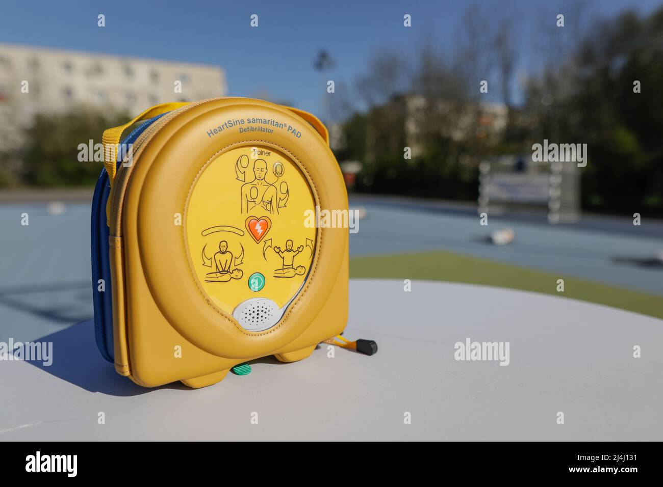 Ploiesti, Romania - 13 aprile 2022: Dettagli con un defibrillatore automatico esterno utilizzato per la formazione. Foto Stock