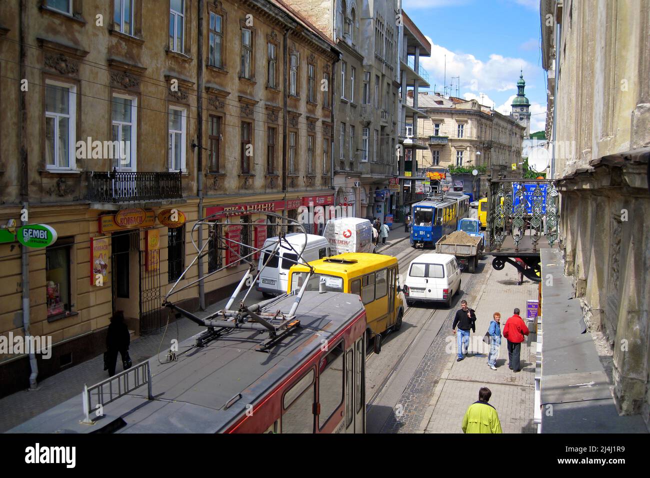 Tram, traffico e persone sulla strada della città, Lviv, Ucraina Foto Stock