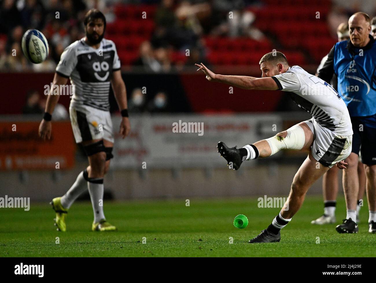 Bristol, Regno Unito. 15th Apr 2022. Heineken Champions Cup rugby. Bristol Bears V sale squali. Stadio Ashton Gate. Bristol. Robert du Preez (sale squali) calci durante il Bristol Bears V sale squali Heineken Champions Cup round di 16, 2nd gambe, rugby match. Credit: Sport in immagini/Alamy Live News Foto Stock