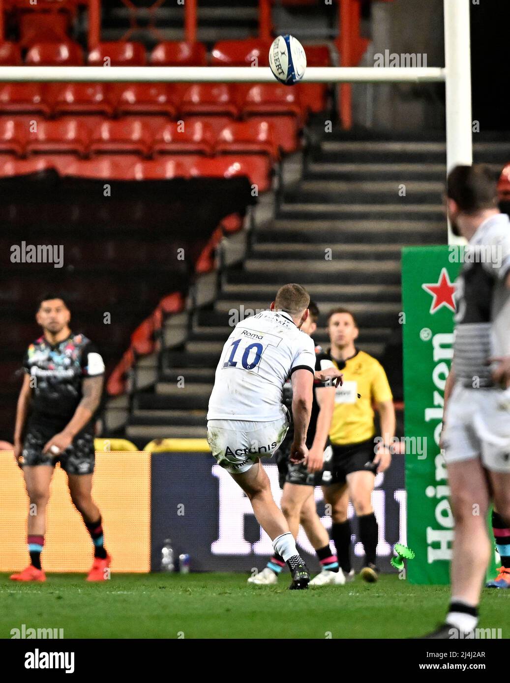 Bristol, Regno Unito. 15th Apr 2022. Heineken Champions Cup rugby. Bristol Bears V sale squali. Stadio Ashton Gate. Bristol. Robert du Preez (sale squali) calci durante il Bristol Bears V sale squali Heineken Champions Cup round di 16, 2nd gambe, rugby match. Credit: Sport in immagini/Alamy Live News Foto Stock