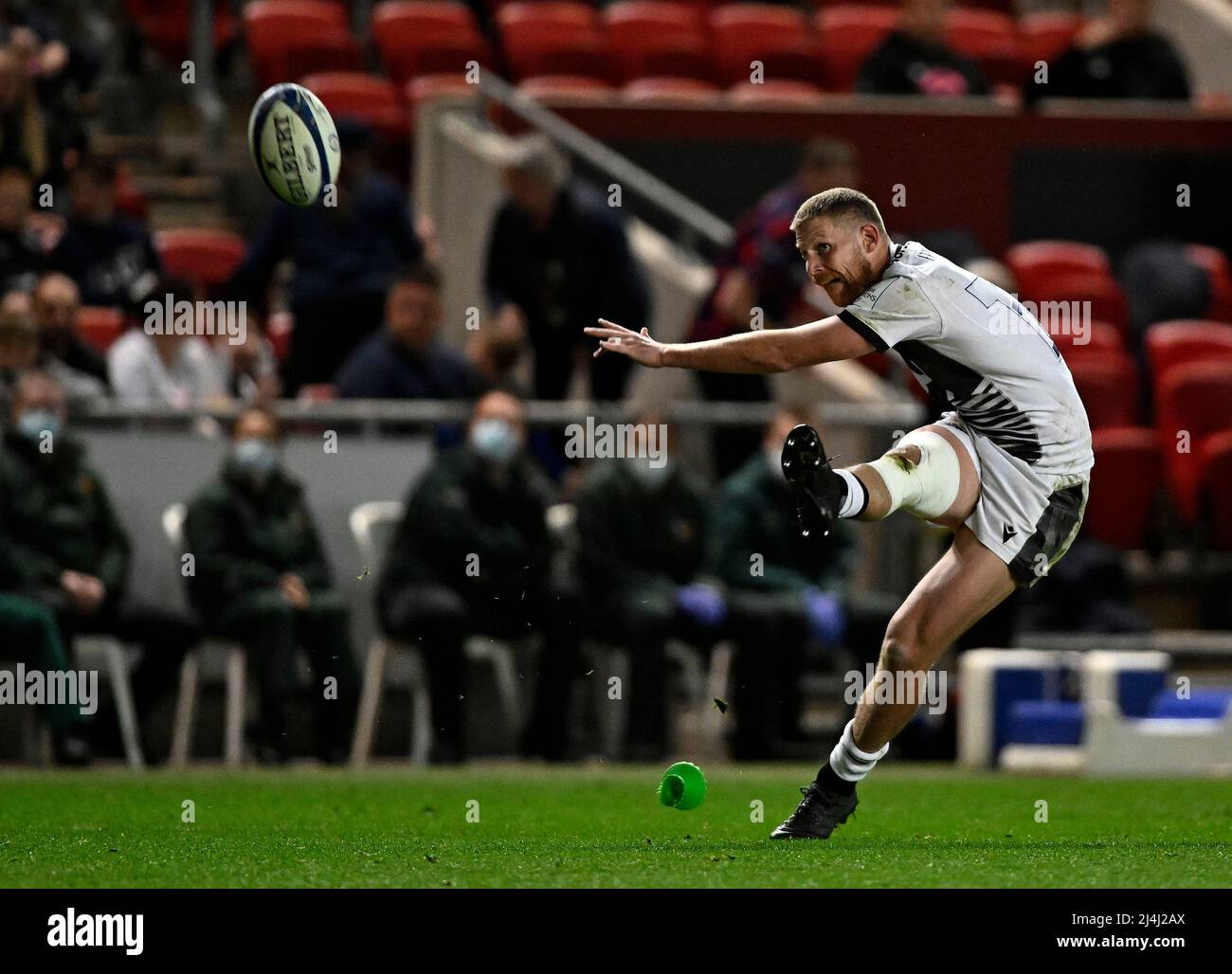 Bristol, Regno Unito. 15th Apr 2022. Heineken Champions Cup rugby. Bristol Bears V sale squali. Stadio Ashton Gate. Bristol. Robert du Preez (sale squali) calci durante il Bristol Bears V sale squali Heineken Champions Cup round di 16, 2nd gambe, rugby match. Credit: Sport in immagini/Alamy Live News Foto Stock