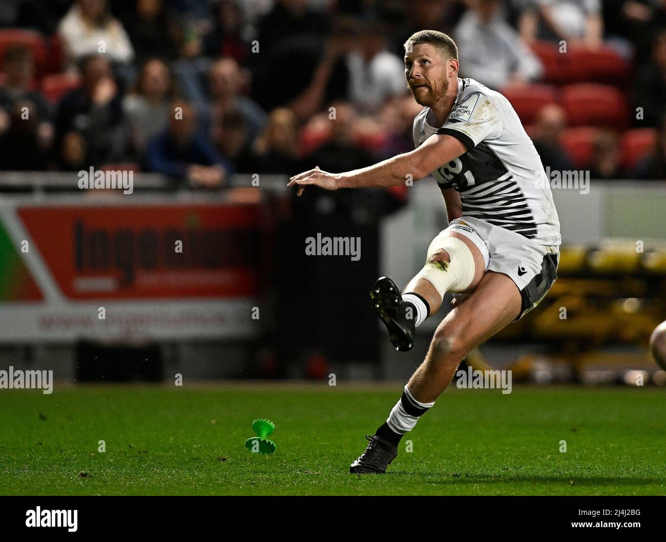 Bristol, Regno Unito. 15th Apr 2022. Heineken Champions Cup rugby. Bristol Bears V sale squali. Stadio Ashton Gate. Bristol. Robert du Preez (sale squali) calci durante il Bristol Bears V sale squali Heineken Champions Cup round di 16, 2nd gambe, rugby match. Credit: Sport in immagini/Alamy Live News Foto Stock