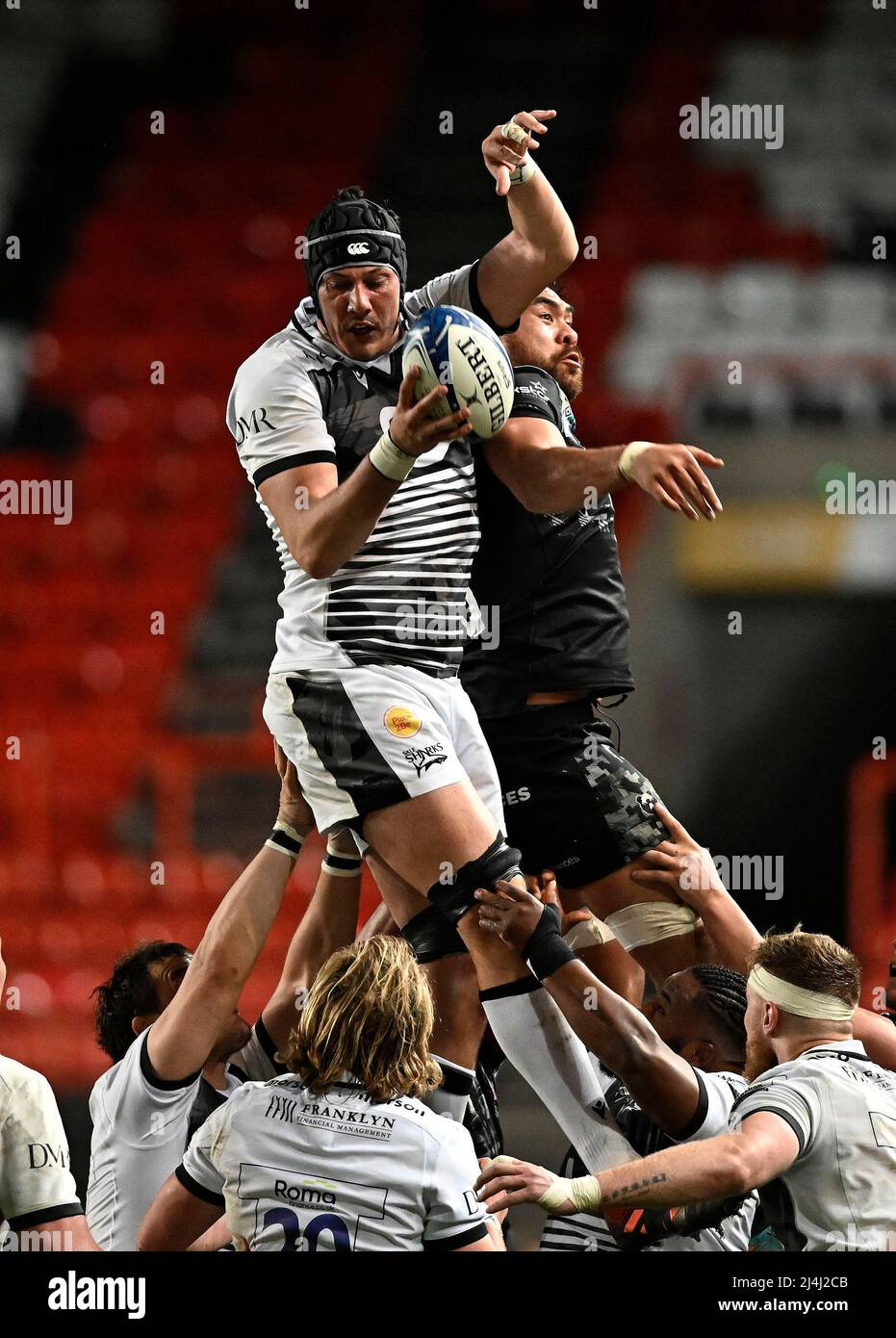 Bristol, Regno Unito. 15th Apr 2022. Heineken Champions Cup rugby. Bristol Bears V sale squali. Stadio Ashton Gate. Bristol. JP du Preez (sale squali) alla line out durante il Bristol Bears V sale squali Heineken Champions Cup round di 16, 2nd gambe, partita di rugby. Credit: Sport in immagini/Alamy Live News Foto Stock