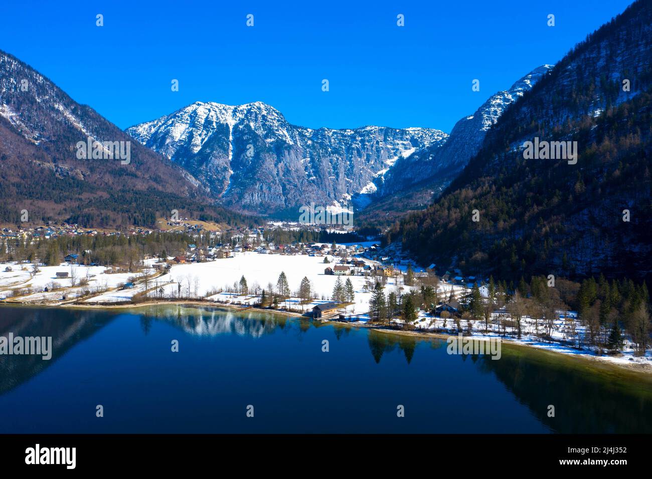 Vista panoramica aerea del bellissimo paesaggio invernale di montagna con Grundlsee. Sullo sfondo il massiccio chiamato montagne morte. Stiria, Austria Foto Stock