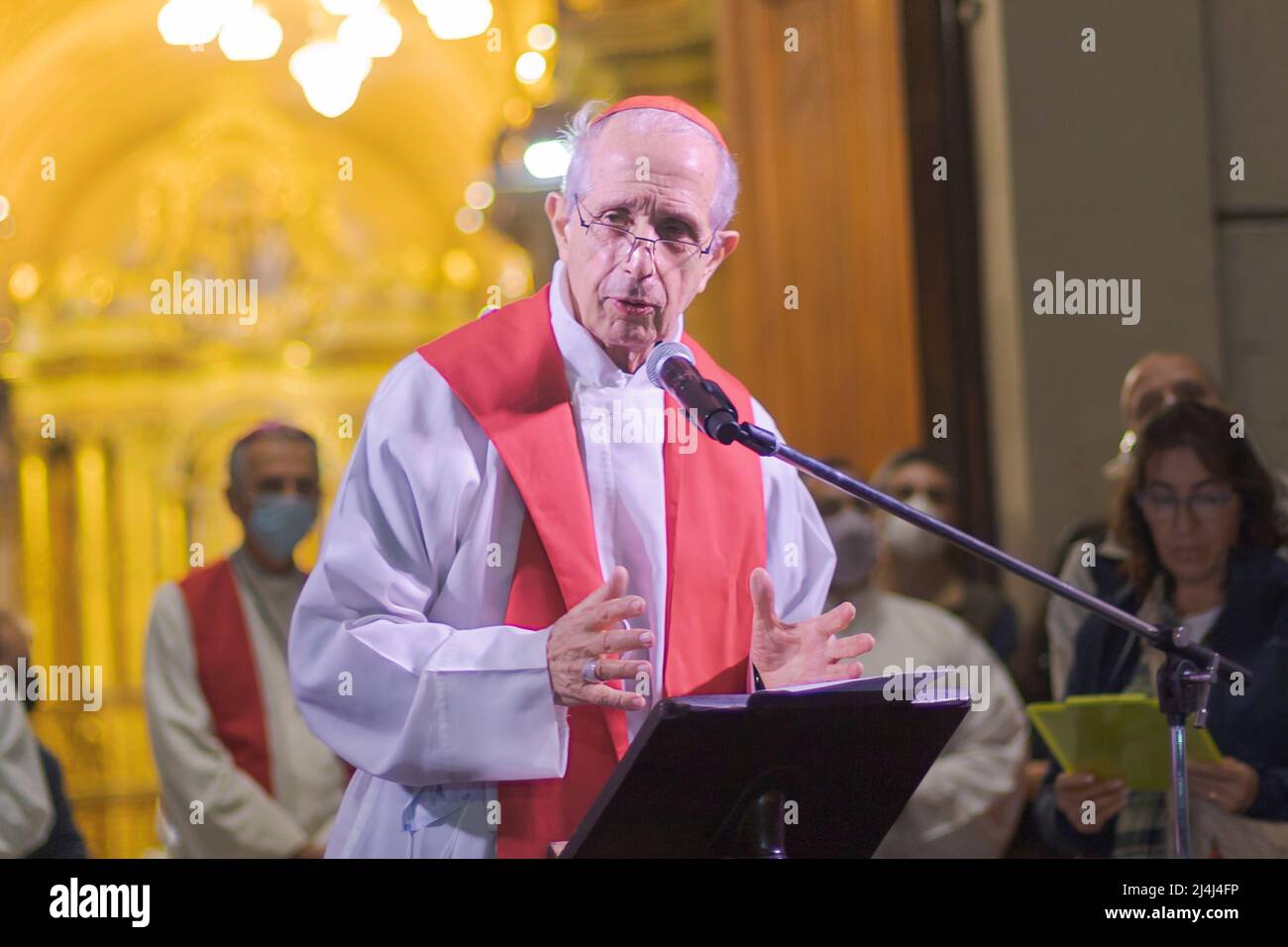 Buenos Aires, Argentina, 15th aprile 2022. L'arcivescovo di Buenos Aires Mario poli ha pronunciato alcune parole alla fine della Via Crucis. Credit Image: Esteban Osorio/Alamy Live News Foto Stock