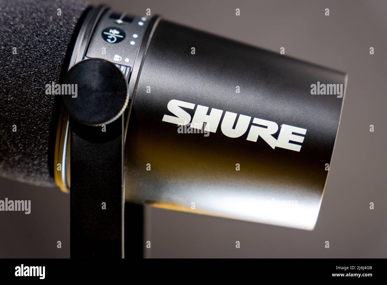 Tyumen, Russia-09 aprile 2022: Microfono professionale Shure logo mv 7. Shure Incorporated è una società americana specializzata nella produzione o Foto Stock
