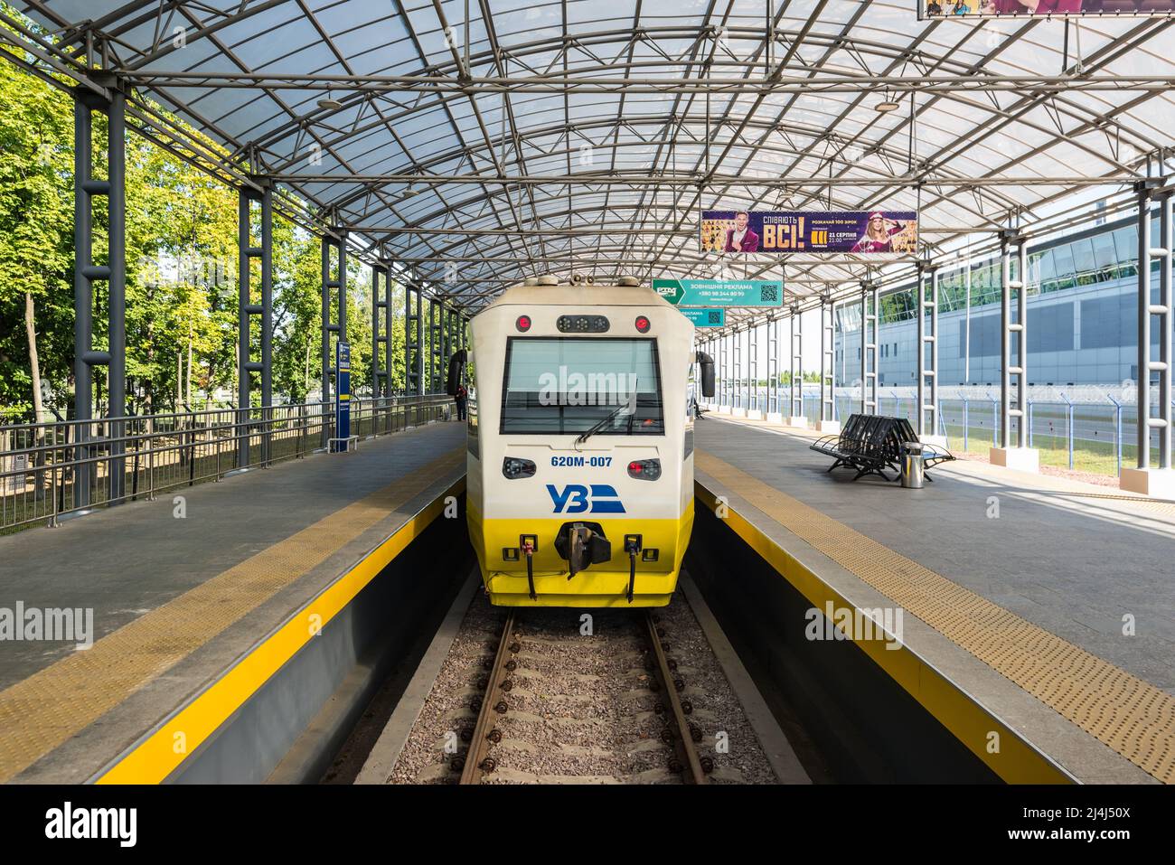 Kiev, Ucraina - 7 settembre 2021: Treno alla stazione ferroviaria di Boryspil aeroporto di Kiev, Ucraina. Piattaforma coperta. Viaggi ucraini. Foto Stock