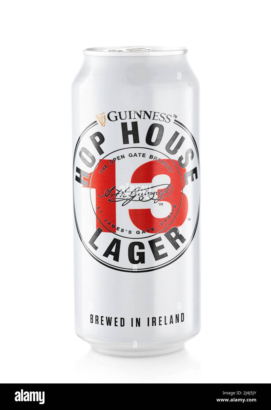 LONDRA,UK - FEBBRAIO 10,2022: Hop House 13 birra Lager su bianco. Prodotto di Guinness Foto Stock