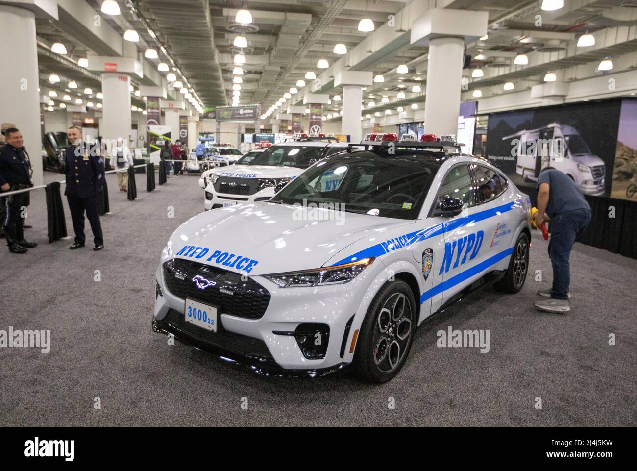 New York, Stati Uniti. 15th Apr 2022. Al New York International Auto Show di New York, Stati Uniti, 15 aprile 2022 è in mostra un'auto elettrica della polizia. Il New York International Auto Show (NYIAS) ha organizzato una rimonta e aperto al pubblico il venerdì dopo due anni di interruzione tra la pandemia COVID-19. Il NYIAS, che risale al 1900, ridimensiona l'area espositiva nel 2022 ma mette in evidenza nuovi veicoli elettrici (EV) da casa e all'estero. Credit: Wang Ying/Xinhua/Alamy Live News Foto Stock