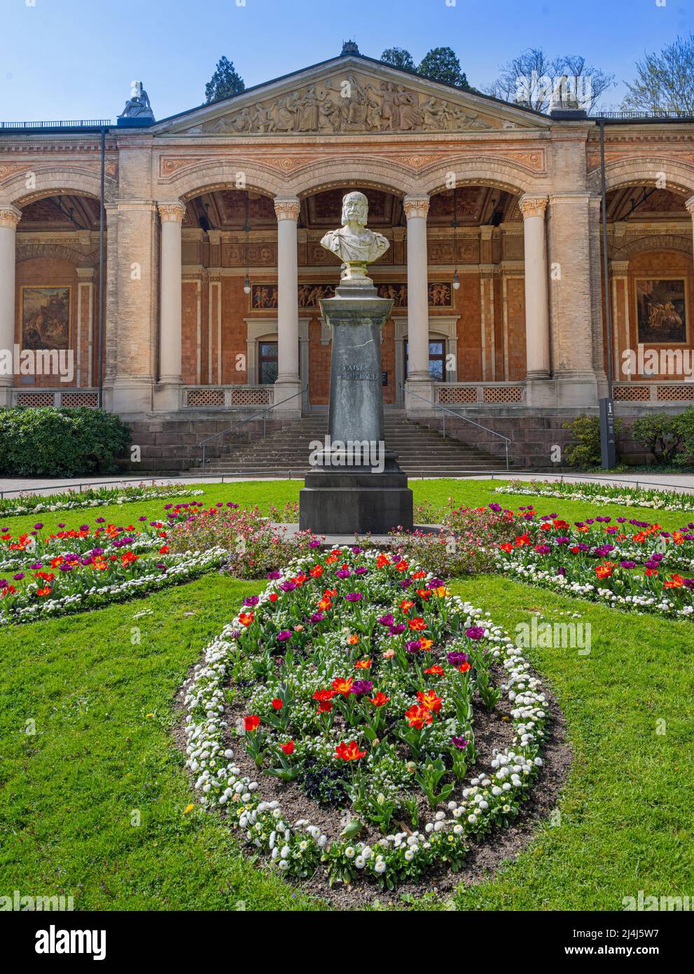 Vista sul foyer nei giardini termali di Baden Baden con fiori in fiore e Monumento di Wilhelm l.. Baden Wuerttemberg, Germania, Europa Foto Stock