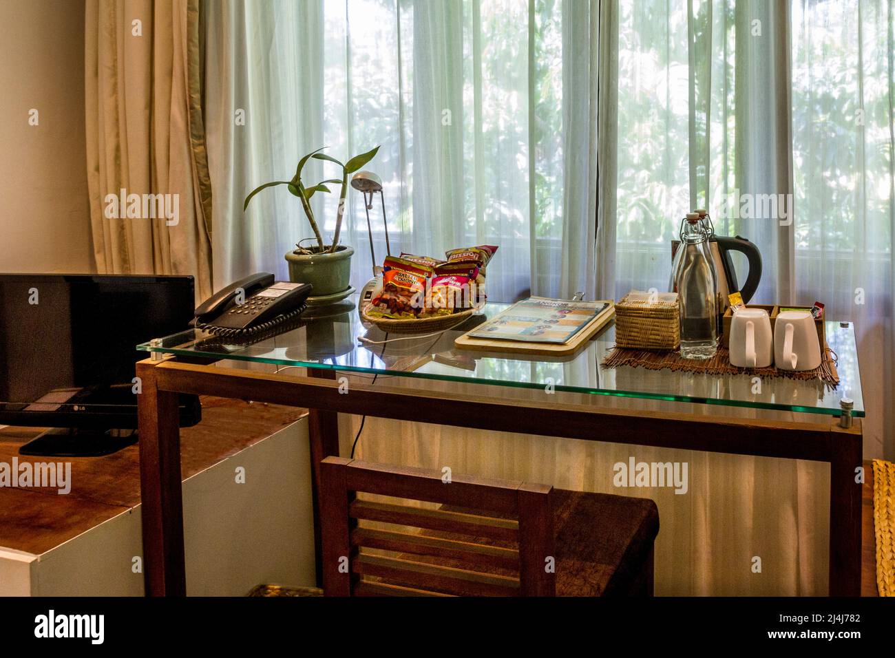 Uffici remoti in una suite di lusso in un resort per dirigenti con un piano in vetro, sedia e comfort. Foto Stock