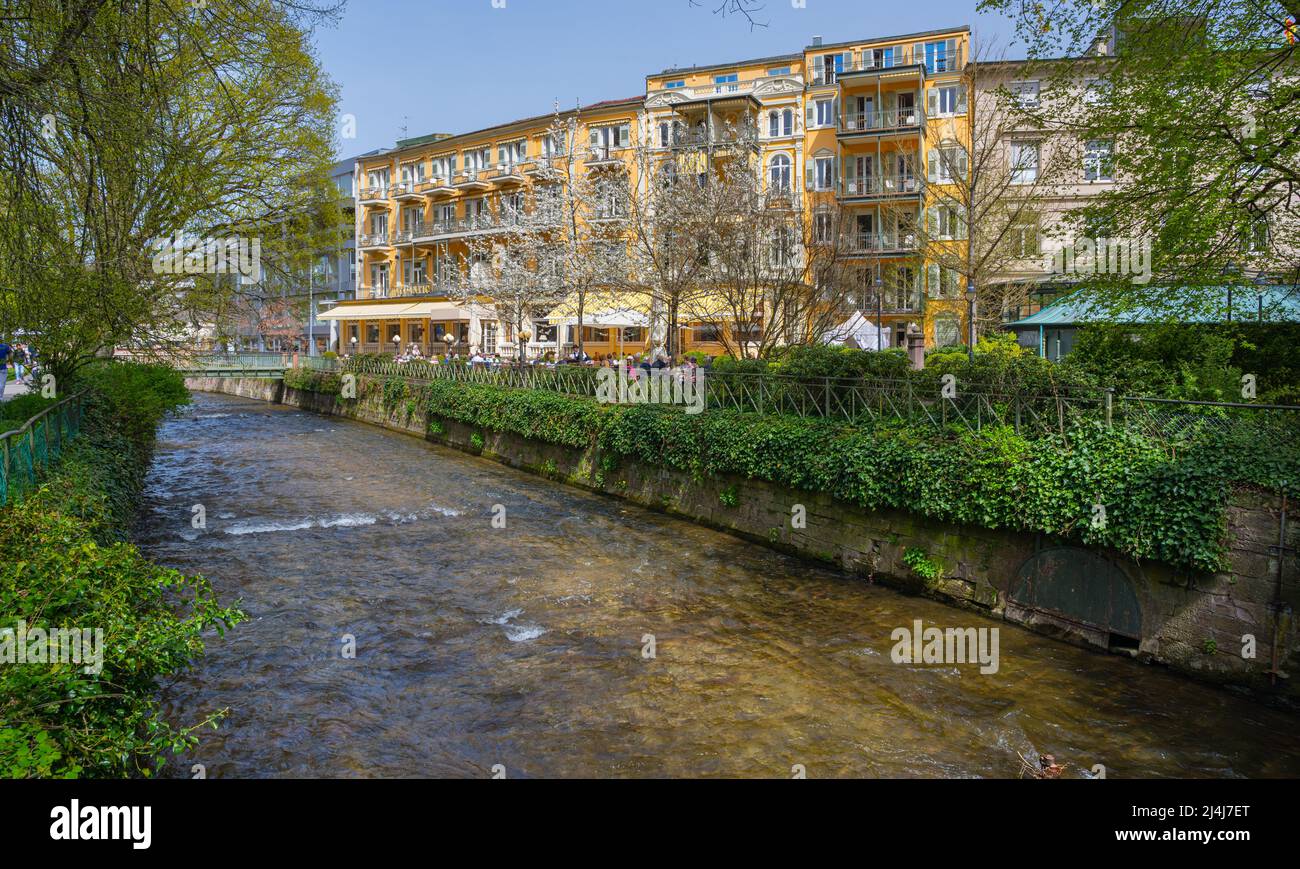 Vista dell'hotel Atlantic e del fiume oos a Baden Baden, Baden Wuerttemberg, Germania Foto Stock