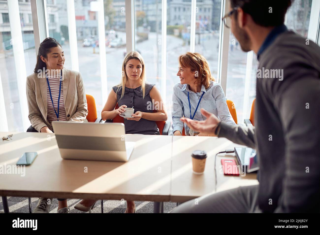 Uomini d'affari multietnici che lavorano insieme in ufficio Foto Stock