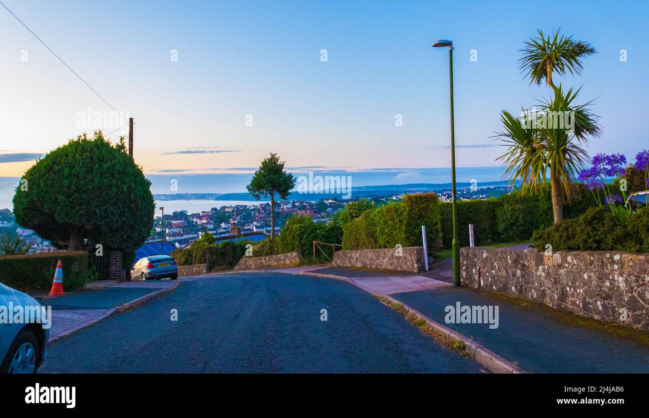 Alba sulle strade collinari di Paignton e la baia in bella mattinata estiva.Paignton è una città di mare sulla costa di Tor Bay in Devon, Inghilterra. Foto Stock