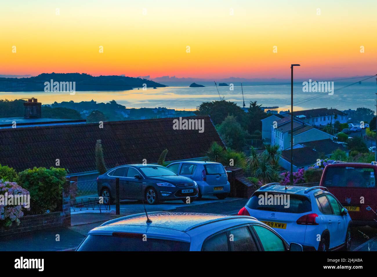 Alba sulle strade collinari di Paignton e la baia in bella mattinata estiva.Paignton è una città di mare sulla costa di Tor Bay in Devon, Inghilterra. Foto Stock