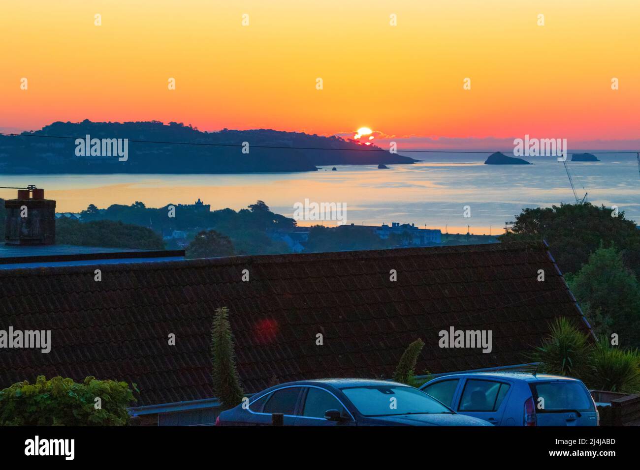 Alba sulle strade collinari di Paignton e la baia in bella mattinata estiva.Paignton è una città di mare sulla costa di Tor Bay in Devon, Inghilterra. Foto Stock