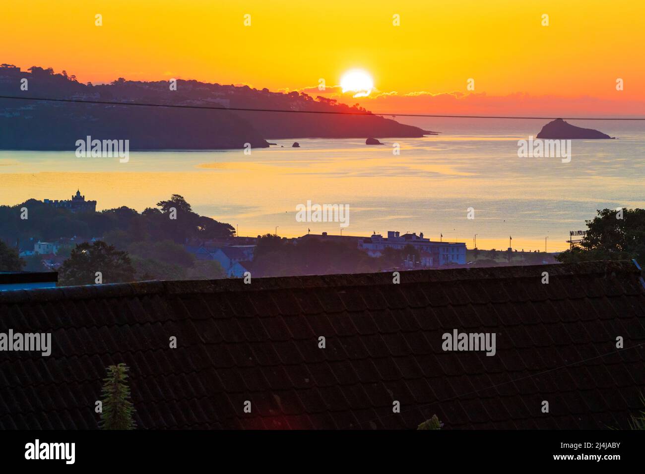 Alba sulle strade collinari di Paignton e la baia in bella mattinata estiva.Paignton è una città di mare sulla costa di Tor Bay in Devon, Inghilterra. Foto Stock