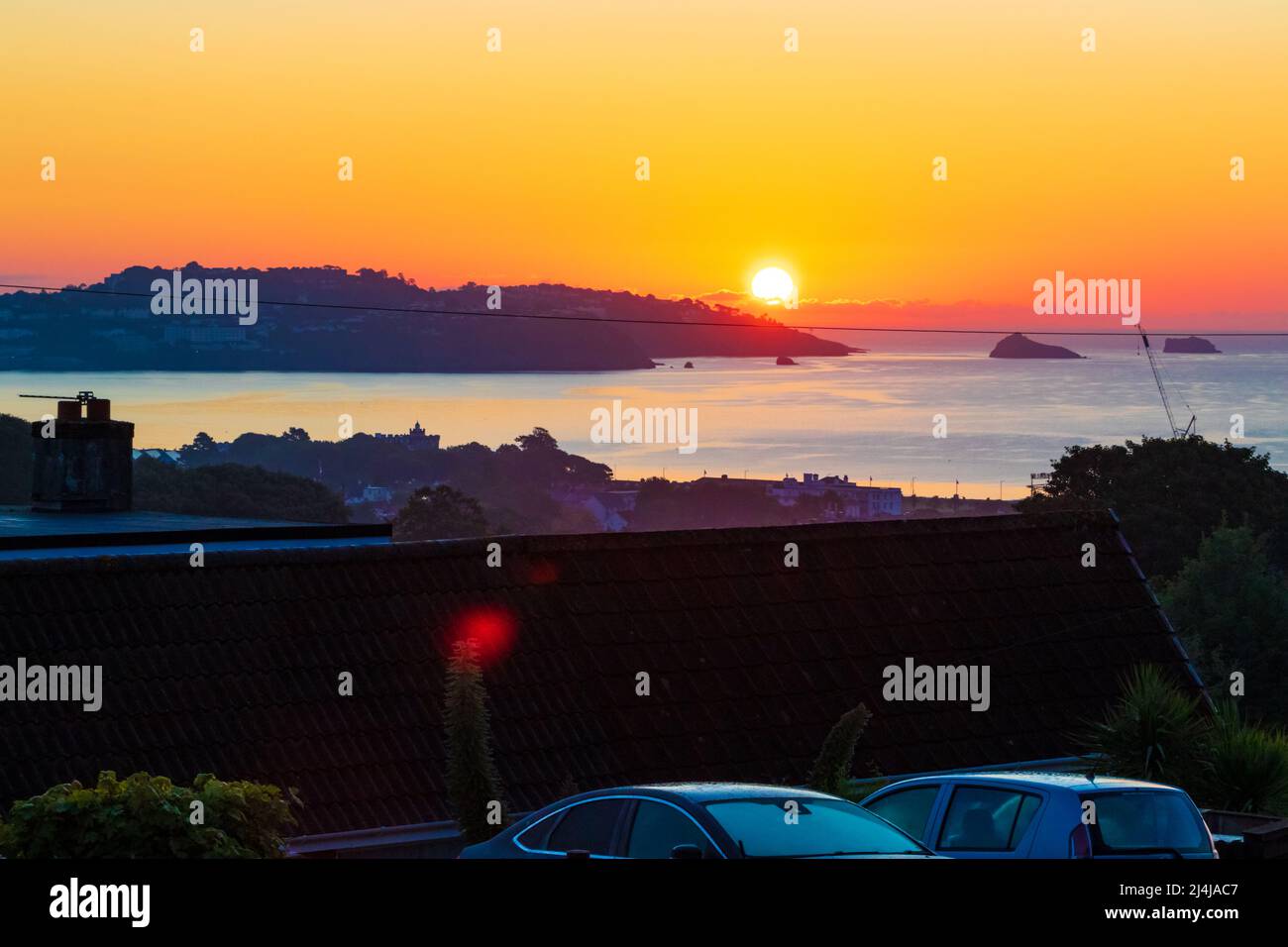Alba sulle strade collinari di Paignton e la baia in bella mattinata estiva.Paignton è una città di mare sulla costa di Tor Bay in Devon, Inghilterra. Foto Stock