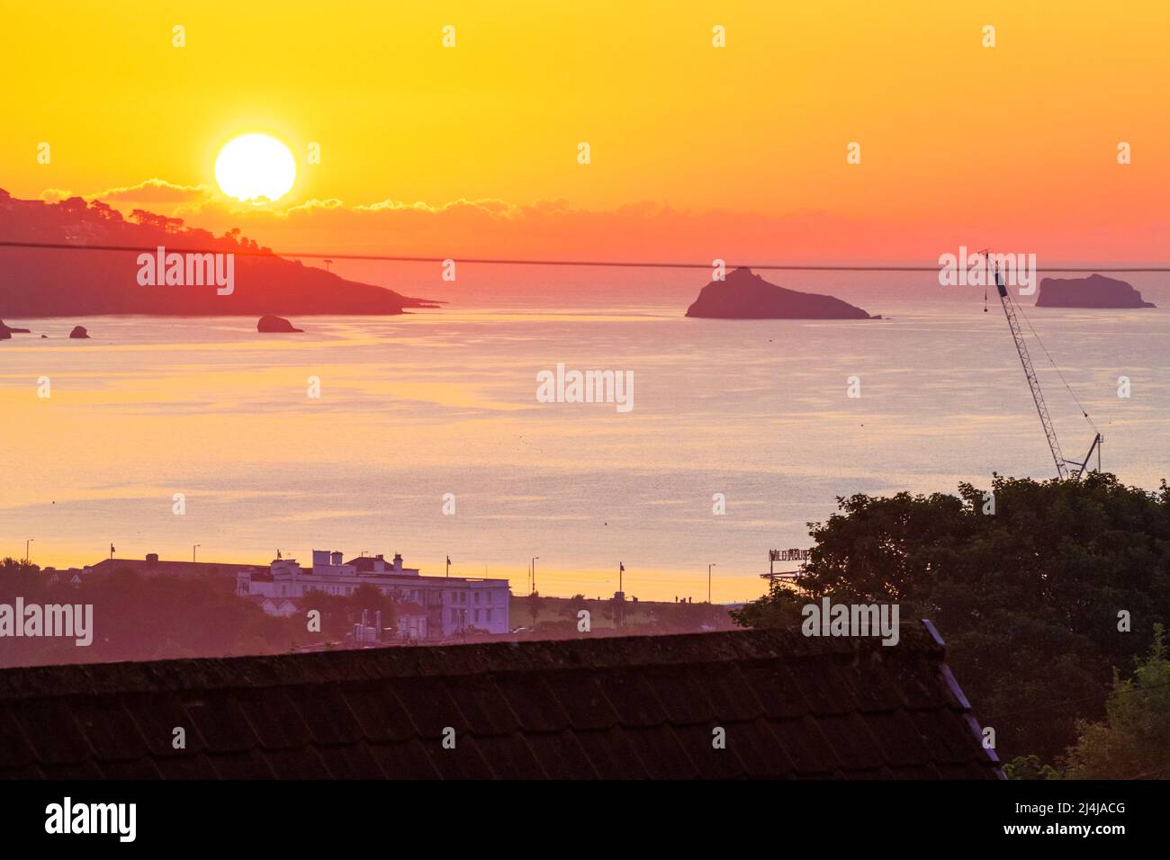 Alba sulle strade collinari di Paignton e la baia in bella mattinata estiva.Paignton è una città di mare sulla costa di Tor Bay in Devon, Inghilterra. Foto Stock